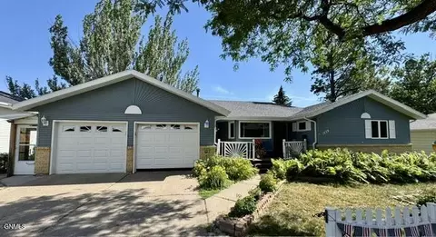 1029 Avenue B W, Bismarck, ND 58501