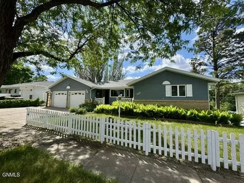 1029 Avenue B W, Bismarck, ND 58501