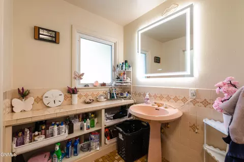 Bath - 225 Tower Ave, Bismarck, ND 58501 photo 2 of 4