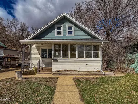 518 4th St SE, Minot, ND 58701