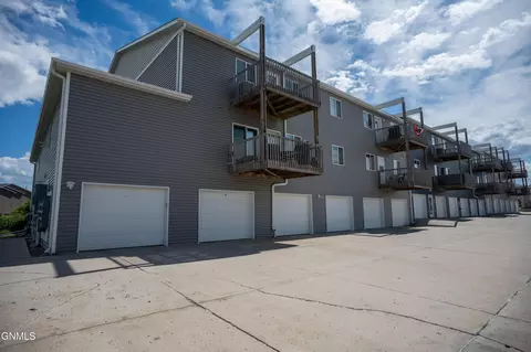 829 Canada Ave, Bismarck, ND 58503