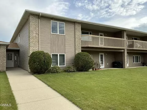 644 Bridgeport Dr, Bismarck, ND 58504