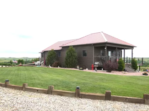 8020 6th Ave SE, Linton, ND 58552