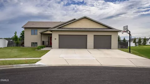 306 Brandenburg Loop, Bismarck, ND 58504