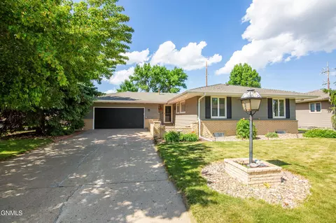 600 Columbia Dr, Bismarck, ND 58504