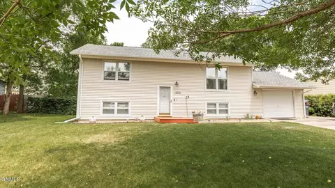 4610 Roughrider Cir W, Mandan, ND 58554
