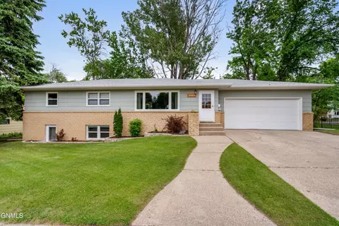 2001 Assumption Dr, Bismarck, ND 58501