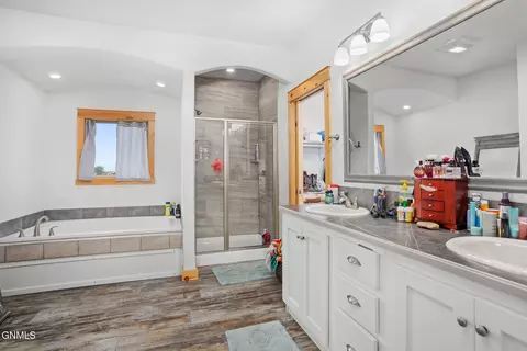 Bath - 13371 57th St NW, Williston, ND 58801 photo 1 of 2