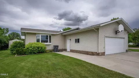 1231 Meadowbrook Dr, Washburn, ND 58577