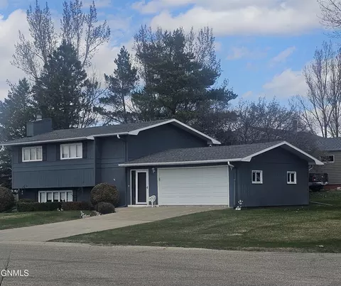 913 13th Ave SW, Jamestown, ND 58401