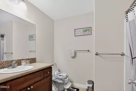 Bath - 13676 Cherry St NW, Williston, ND 58801 photo 2 of 4