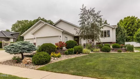 828 Brome Ave, Bismarck, ND 58503