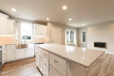 Kitchen - 3313 Kenner Loop, Bismarck, ND 58504 photo 4 of 4