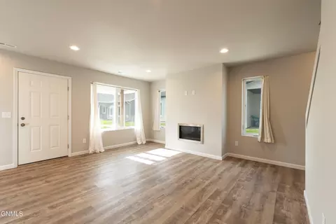 Living - 3313 Kenner Loop, Bismarck, ND 58504 photo 2 of 2