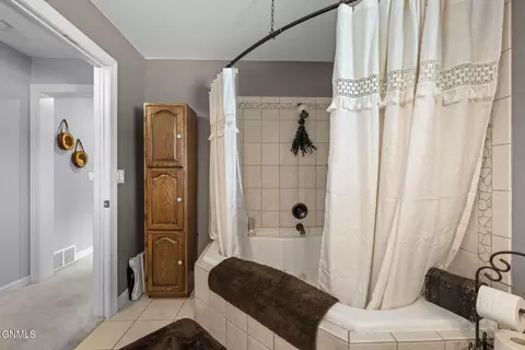Bath - 3319 11th Ave E, Williston, ND 58801 photo 4 of 5