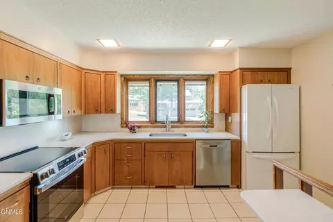 Kitchen - 1205 Coulee Rd, Bismarck, ND 58501 photo 2 of 4