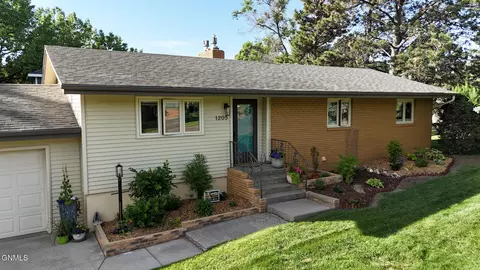 1205 Coulee Rd, Bismarck, ND 58501