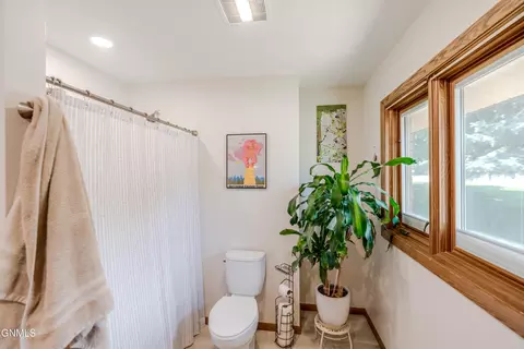 Bath - 1205 Coulee Rd, Bismarck, ND 58501 photo 3 of 4