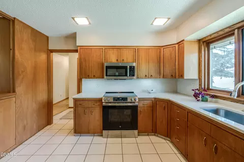 Kitchen - 1205 Coulee Rd, Bismarck, ND 58501 photo 3 of 4