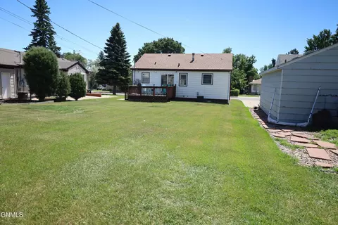 Exterior - 1106 Riverview Ave, Bismarck, ND 58504 photo 4 of 5
