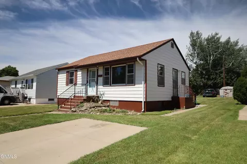 1106 Riverview Ave, Bismarck, ND 58504