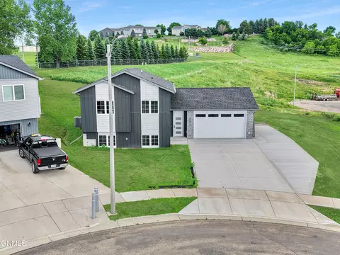 501 Lena Ct SE, Mandan, ND 58554