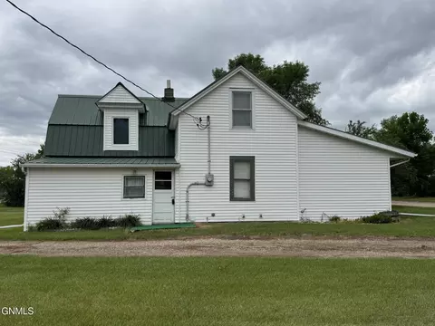 501 1st St NW, Bowbells, ND 58721