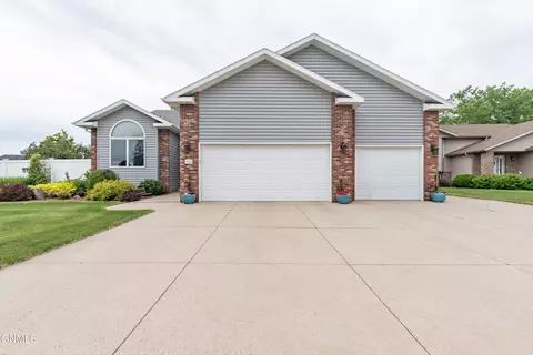 3803 Woodbend Dr SE, Mandan, ND 58554