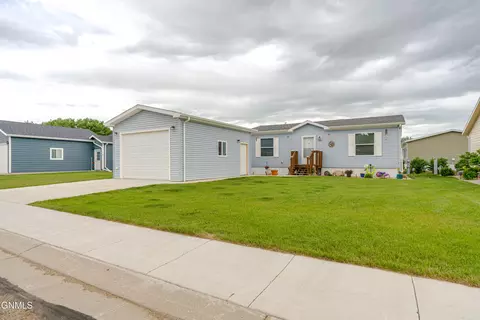 1504 Deerfield Rd SE, Mandan, ND 58554