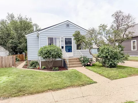 813 8th Ave W, Williston, ND 58801