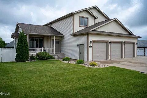 4818 Granite Dr, Bismarck, ND 58503
