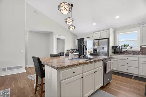 Kitchen - 13355 Yellowstone Meadow St, Williston, ND 58801 photo 4 of 4