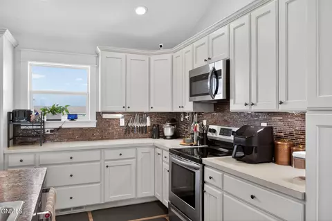 Kitchen - 13355 Yellowstone Meadow St, Williston, ND 58801 photo 3 of 4