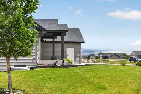 Exterior - 13355 Yellowstone Meadow St, Williston, ND 58801 photo 4 of 7