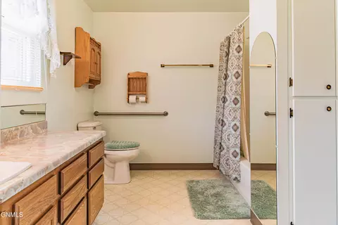 Bath - 253 1st St NE, Garrison, ND 58540 photo 1 of 4