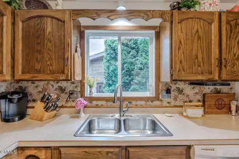 Kitchen - 507 9th Ave NW, Mandan, ND 58554 photo 5 of 6