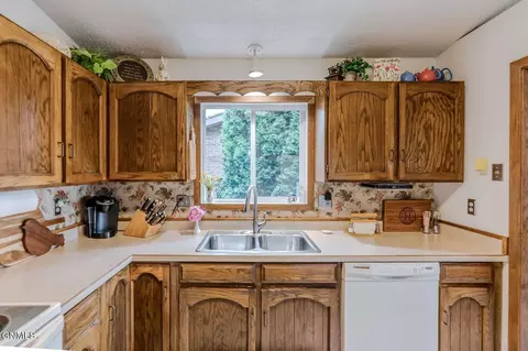 Kitchen - 507 9th Ave NW, Mandan, ND 58554 photo 4 of 6