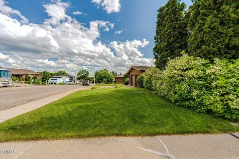 Exterior - 507 9th Ave NW, Mandan, ND 58554 photo 4 of 11