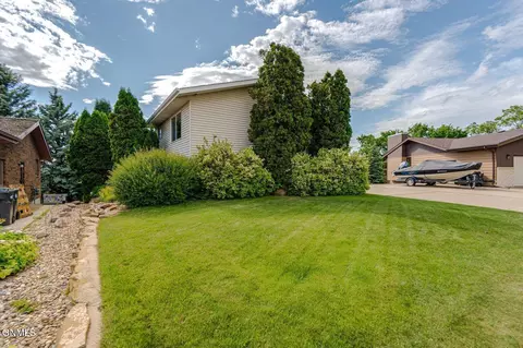 Exterior - 507 9th Ave NW, Mandan, ND 58554 photo 5 of 11