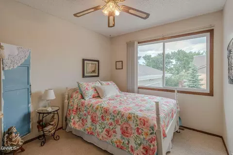 Bedroom - 507 9th Ave NW, Mandan, ND 58554 photo 2 of 6