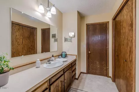 Bath - 507 9th Ave NW, Mandan, ND 58554 photo 2 of 6