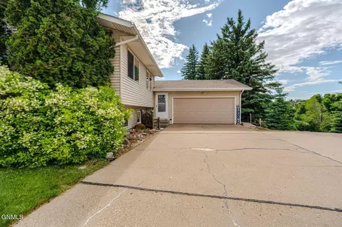 Exterior - 507 9th Ave NW, Mandan, ND 58554 photo 2 of 11