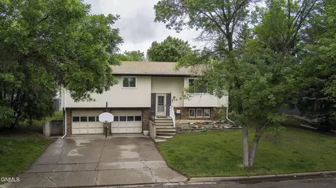 212 10th St NW, Beulah, ND 58523