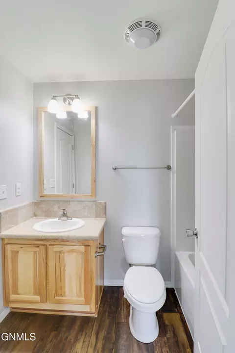 Bath - 611 40th St E, Williston, ND 58801 photo 5 of 6