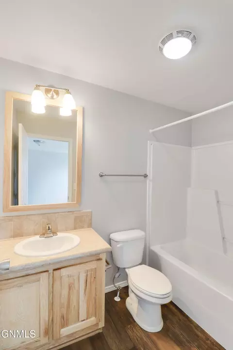 Bath - 611 40th St E, Williston, ND 58801 photo 4 of 6