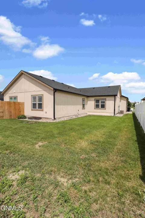 Exterior - 622 40th St E, Williston, ND 58801 photo 1 of 1