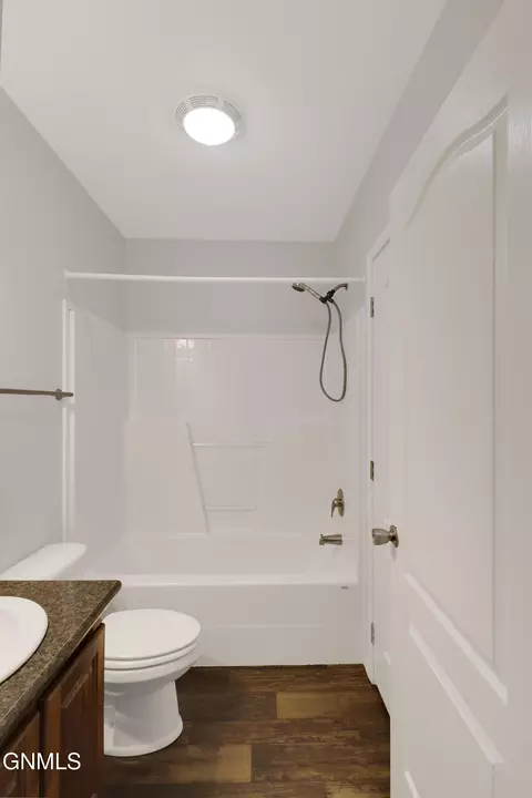 Bath - 622 40th St E, Williston, ND 58801 photo 4 of 6
