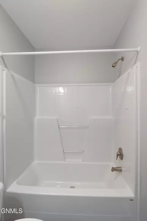 Bath - 622 40th St E, Williston, ND 58801 photo 6 of 6
