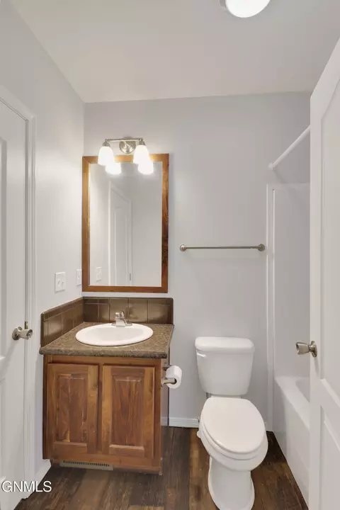Bath - 622 40th St E, Williston, ND 58801 photo 3 of 6