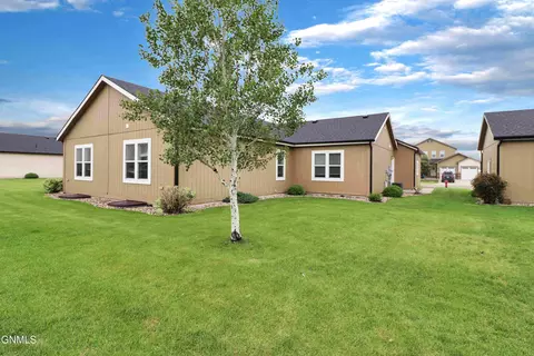 Exterior - 807 40th St E, Williston, ND 58801 photo 1 of 2